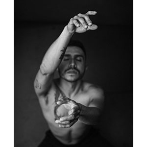Artista escénico y profesor de danza contemporánea, originario de la ciudad de Morelia Michoacán. Es licenciado en periodismo por la Universidad de Morelia y maestro en arte por la Universidad Autónoma de Aguascalientes. Su labor artística-académica se centra en temas como cuerpo, danza y decolonialidad. Actualmente estudia el Doctorado en Estudios sobre Artes Escénicas y Performatividad en la Universidad Veracruzana